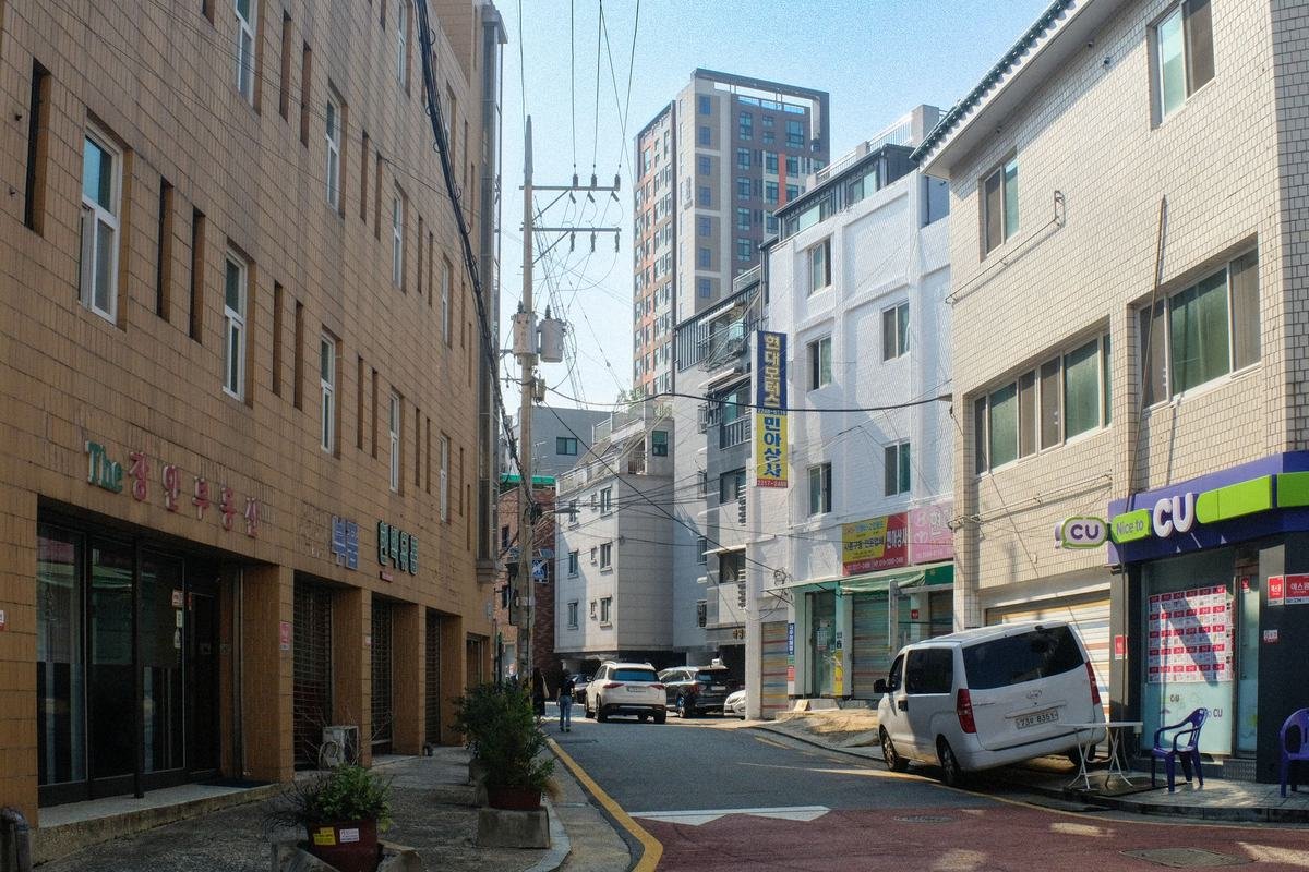 아파트와 빌라, 상가 건물이 섞여 있는 서울의 주택가 골목