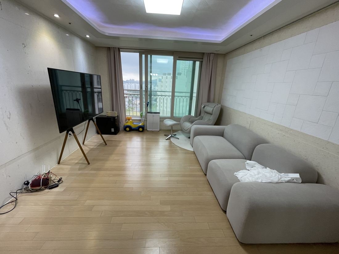 이사 고객 후기 사진 — TV와 소파를 제자리에 놓아 정리한 거실 이사 고객 후기 사진 — TV와 소파를 제자리에 놓아 정리한 거실