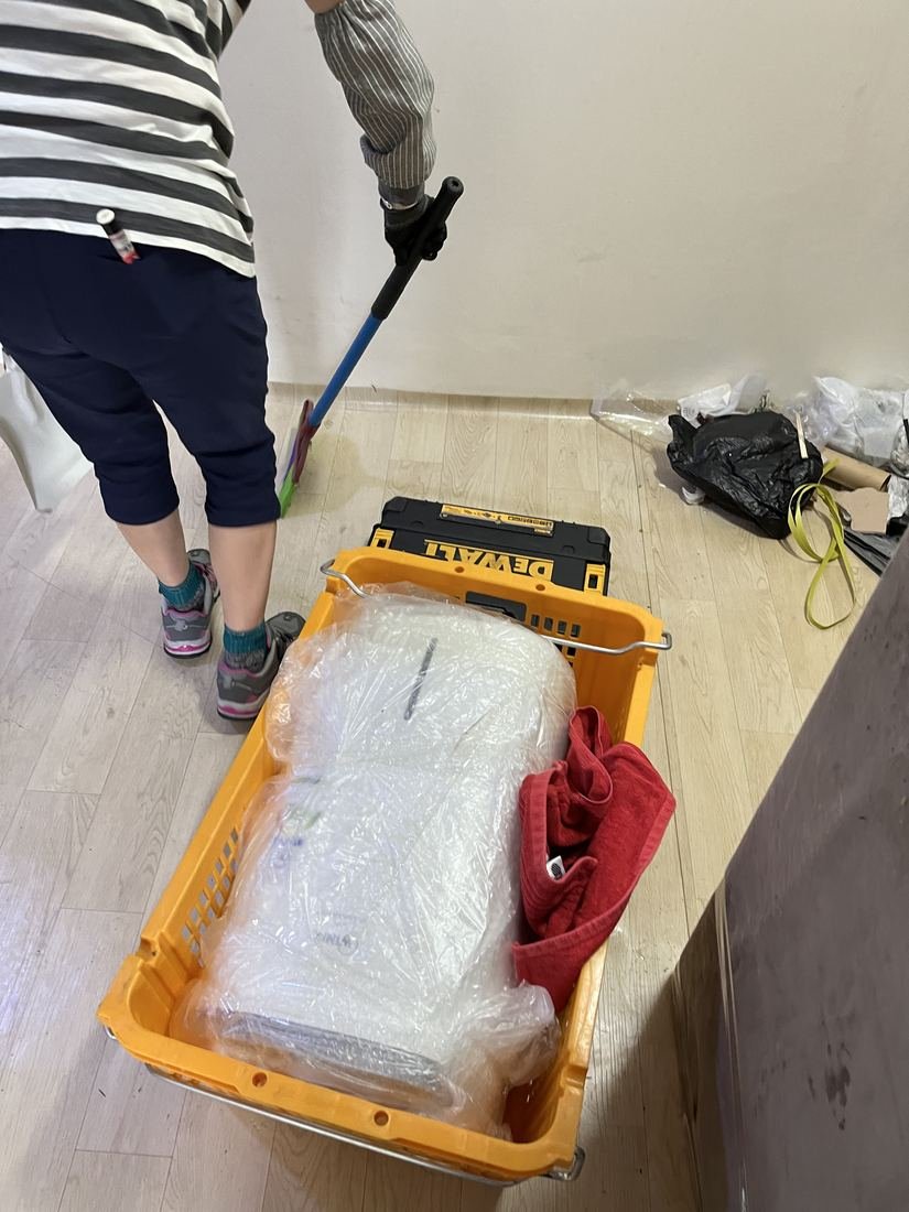 이사 고객 후기 사진 — 가전을 에어캡으로 감싸 바구니에 담아 옮기는 모습 이사 고객 후기 사진 — 가전을 에어캡으로 감싸 바구니에 담아 옮기는 모습